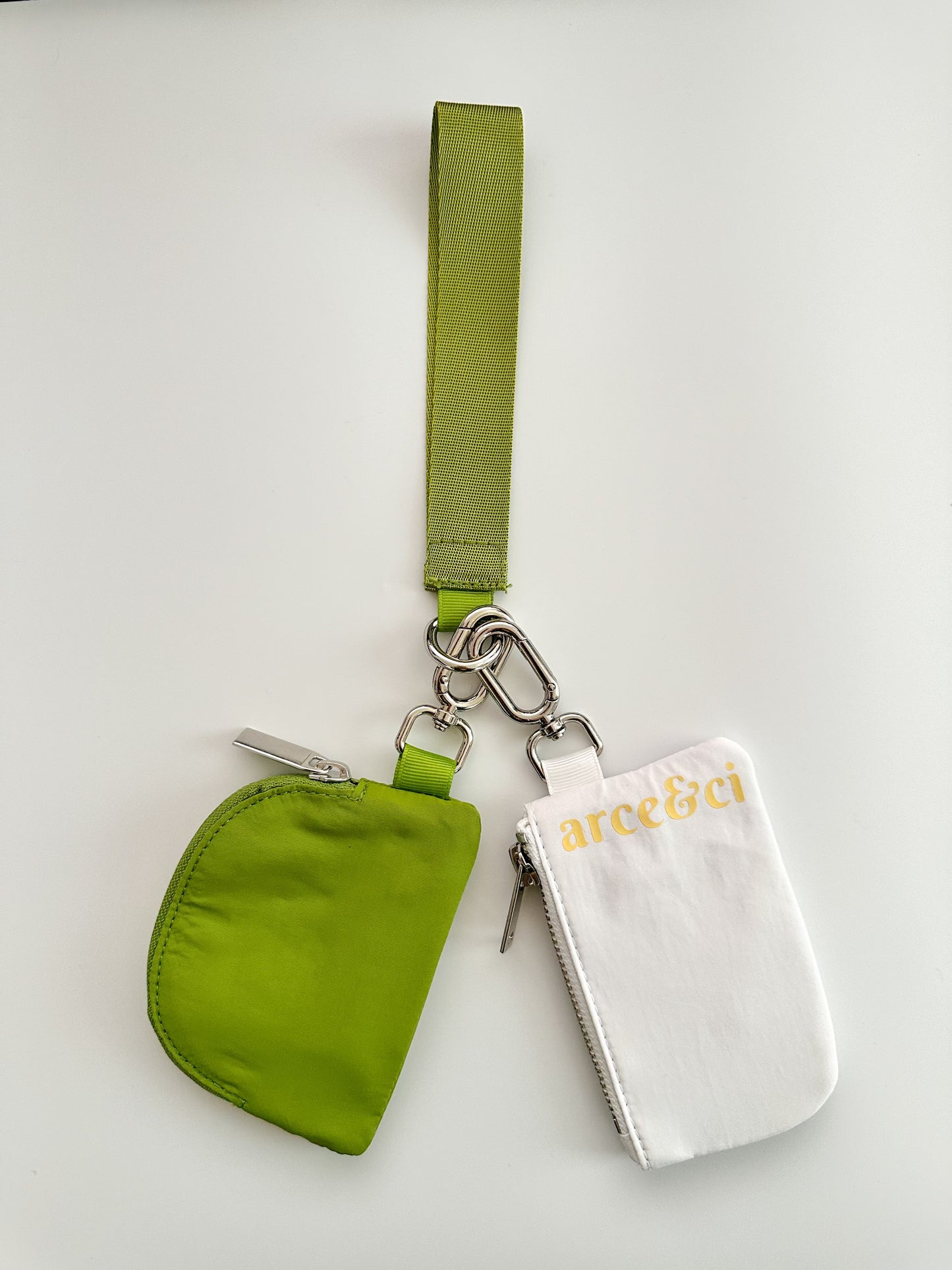 Disposición: Dual Pouch Wristlet