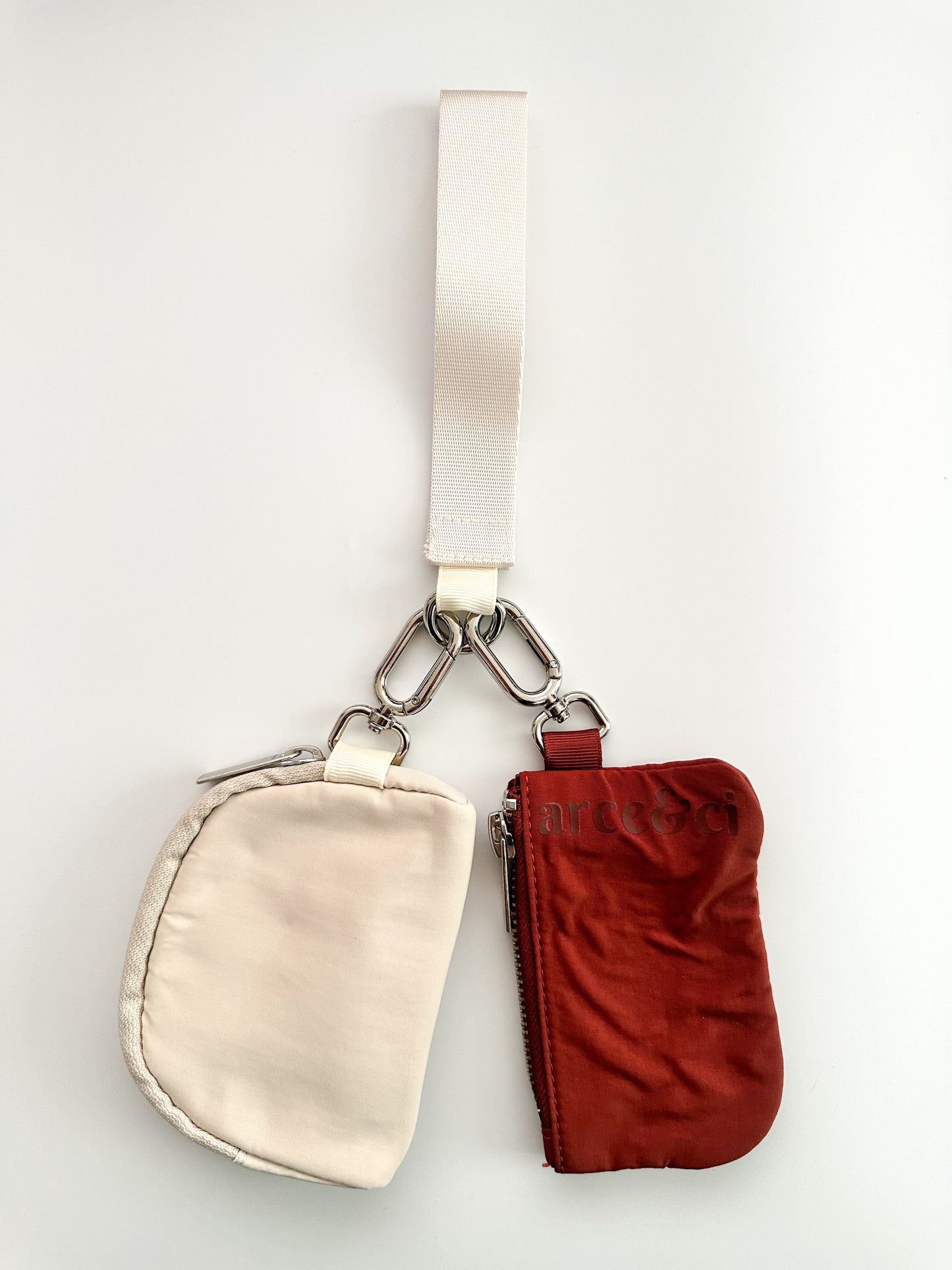 Disposición: Dual Pouch Wristlet