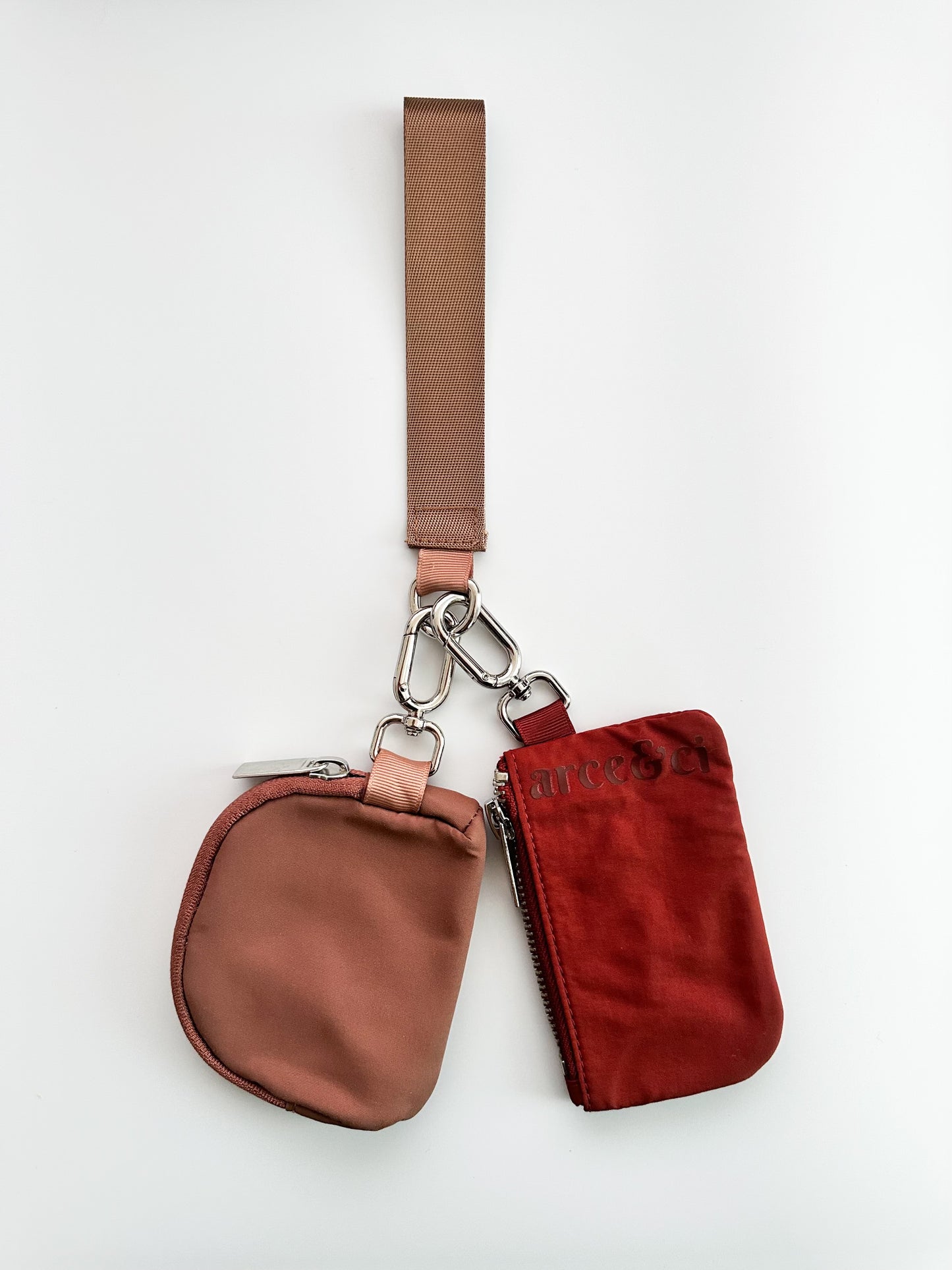 Disposición: Dual Pouch Wristlet