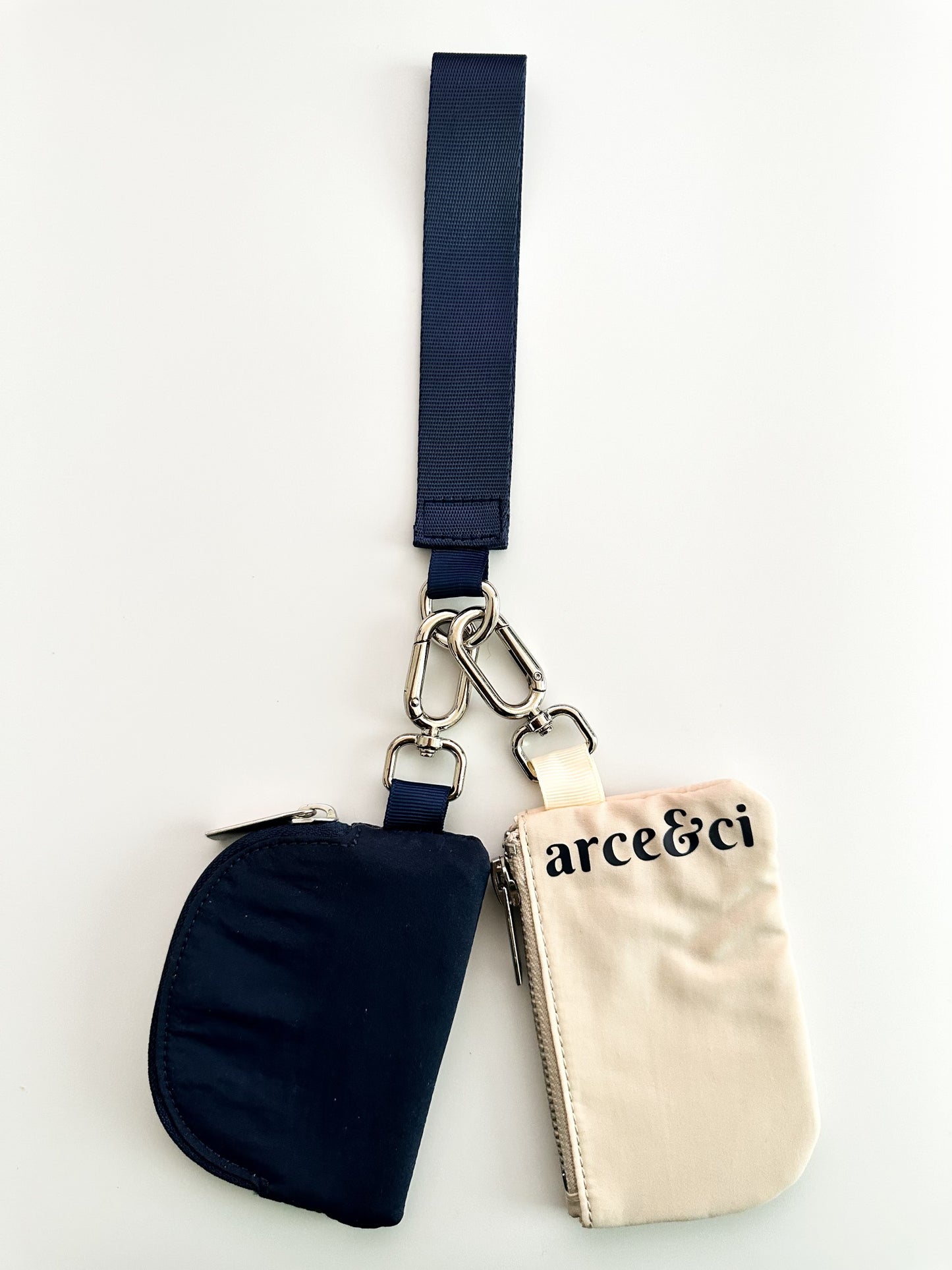 Disposición: Dual Pouch Wristlet