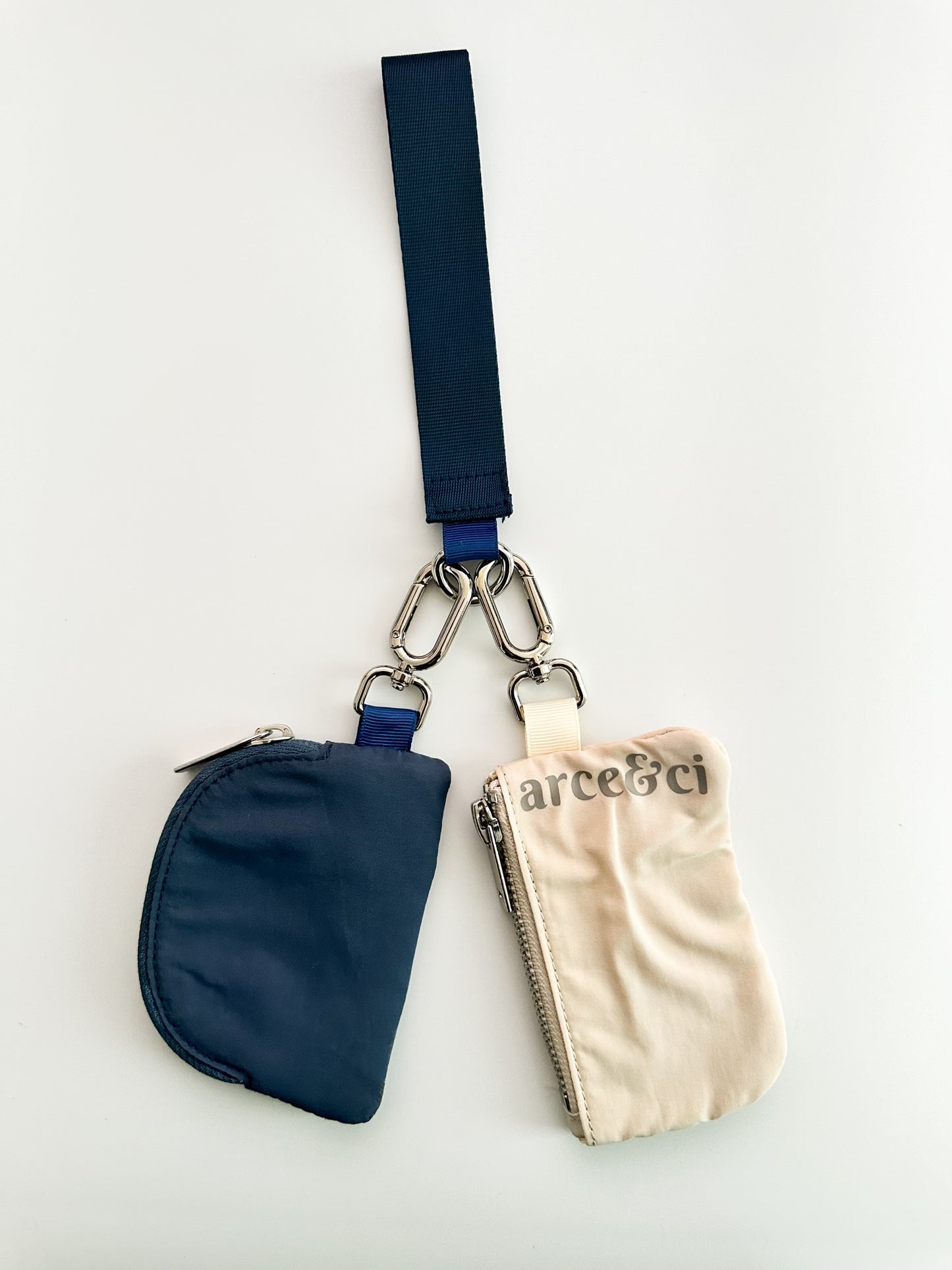 Disposición: Dual Pouch Wristlet