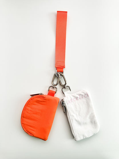 Disposición: Dual Pouch Wristlet