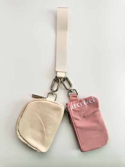 Disposición: Dual Pouch Wristlet